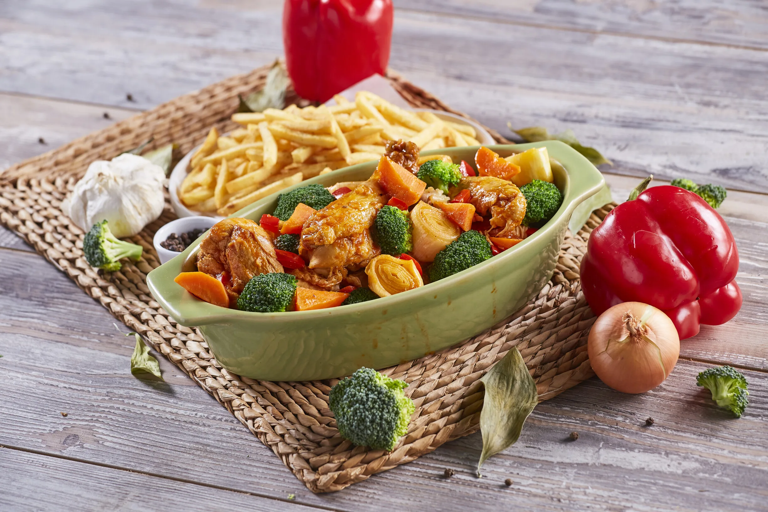 Frango estufado com batatas fritas