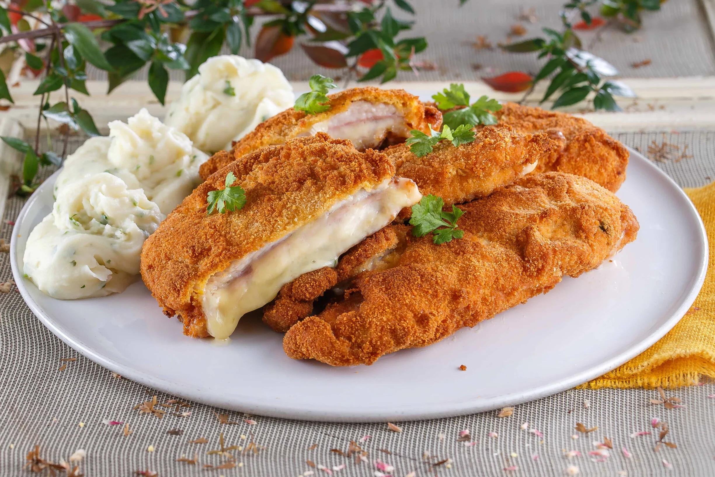 Cordon bleu de peru com puré de batata