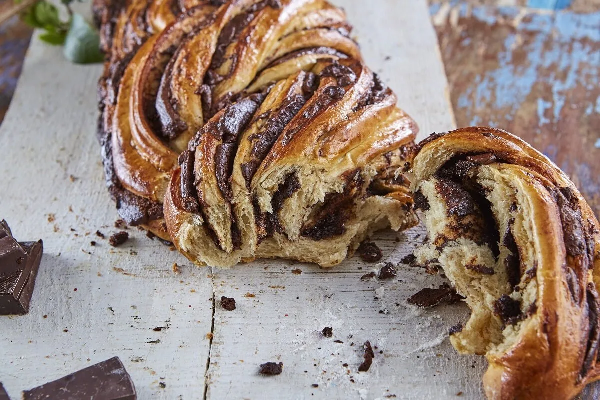 Pão entrançado de chocolate