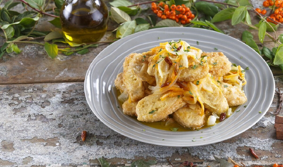 Ovas de bacalhau panadas com escabeche de cenoura