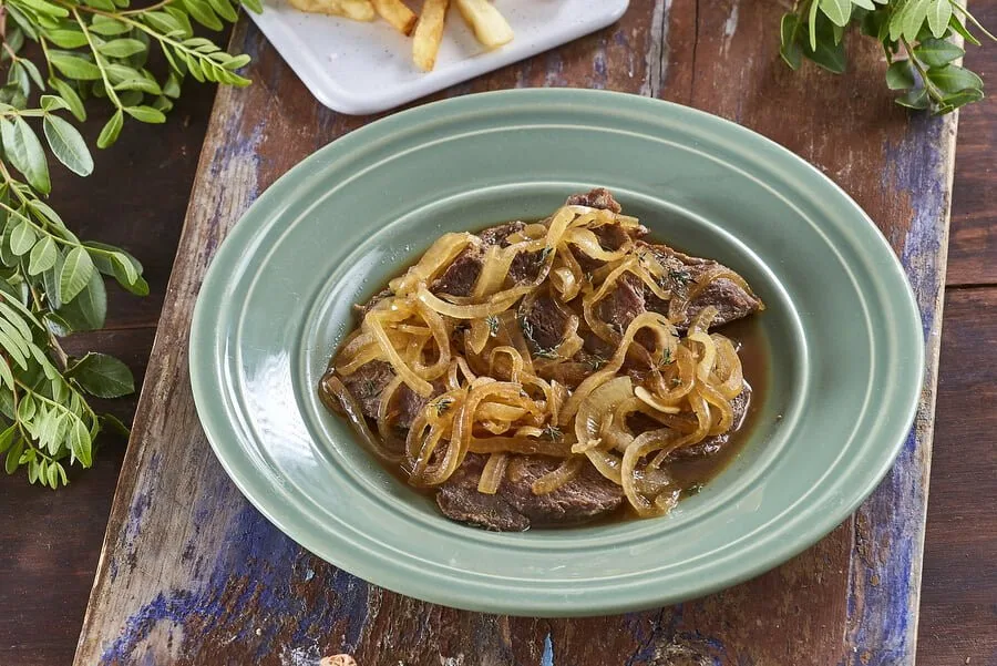 Bifes de javali com cebolada de cerveja