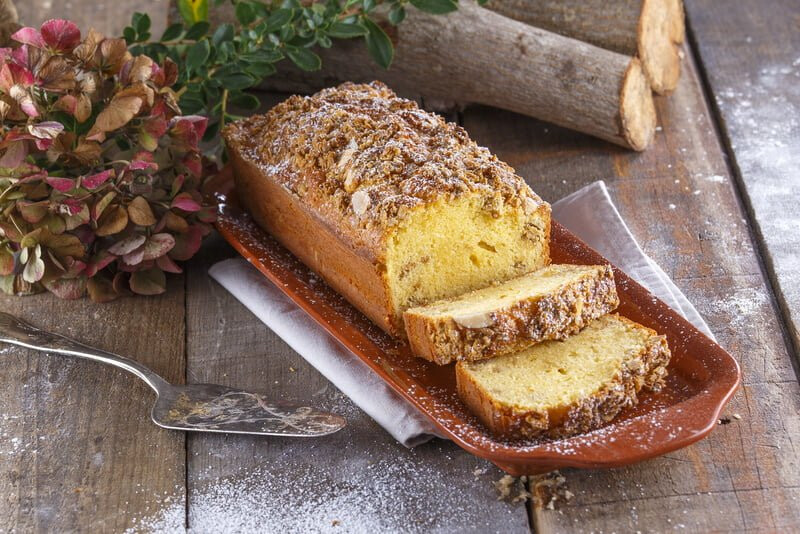 Bolo de iogurte grego com muesli