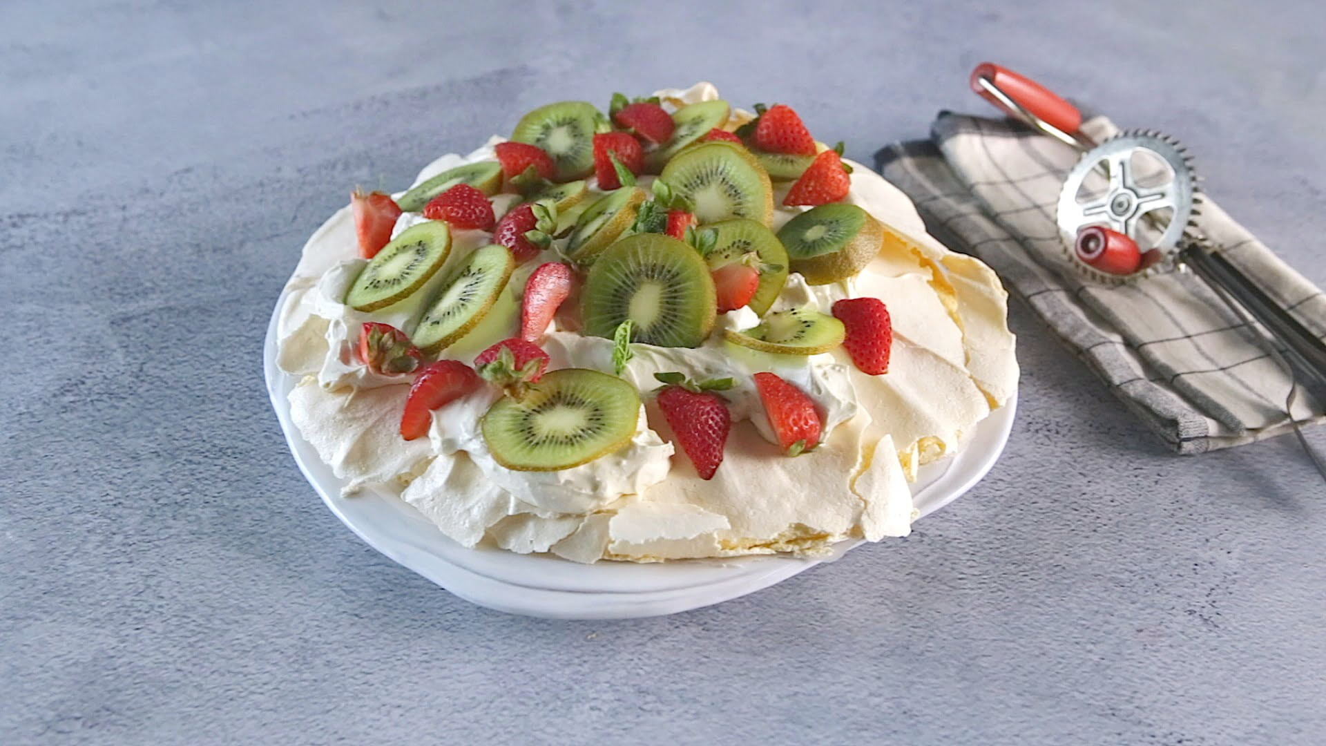 Pavlova de morango e kiwi