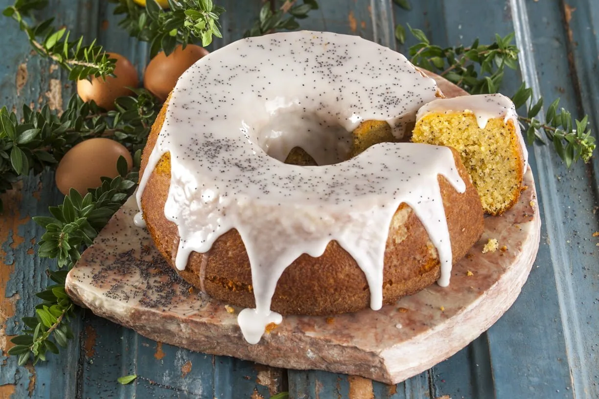 Bolo de limão com glacé e sementes de papoila