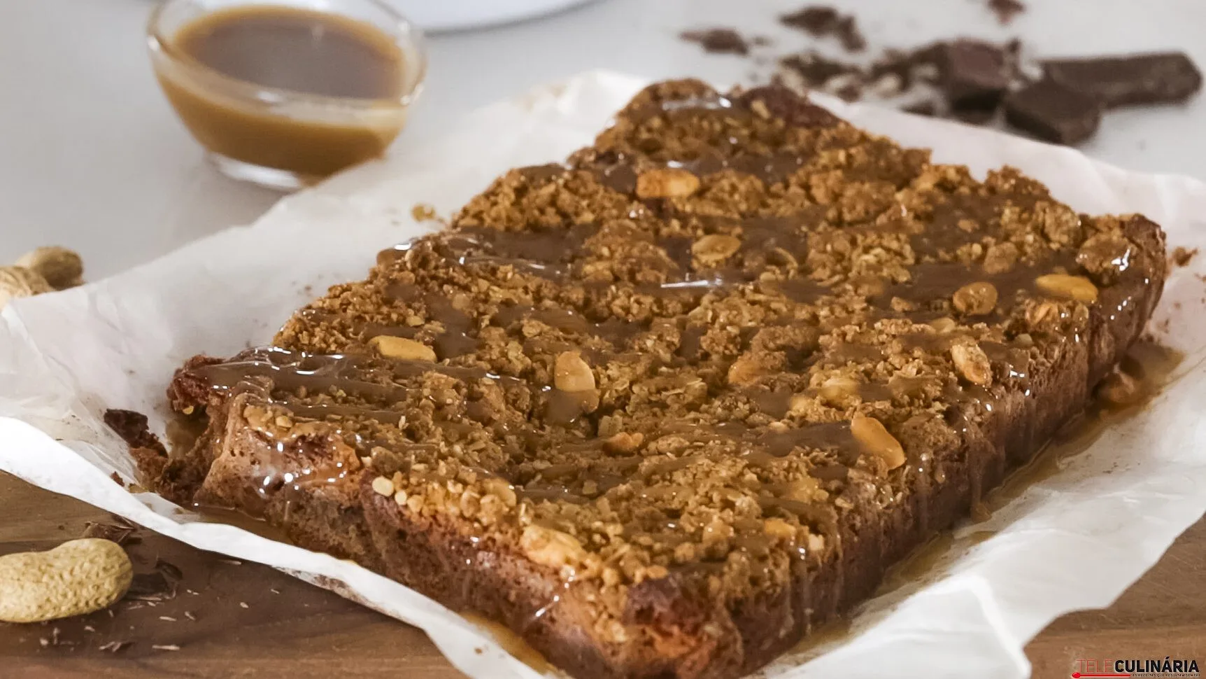 Brownie com crumble de amendoim e caramelo salgado