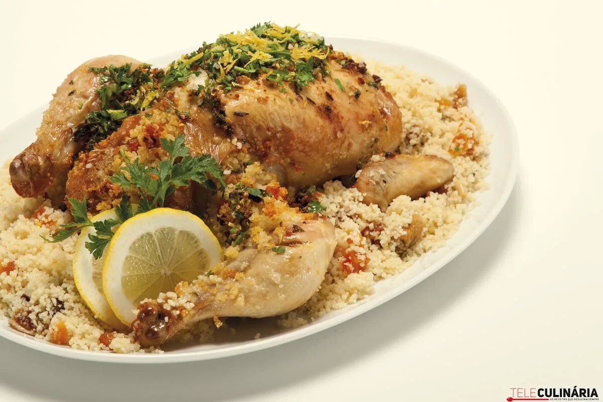 Frango recheado com cuscuz e frutos secos