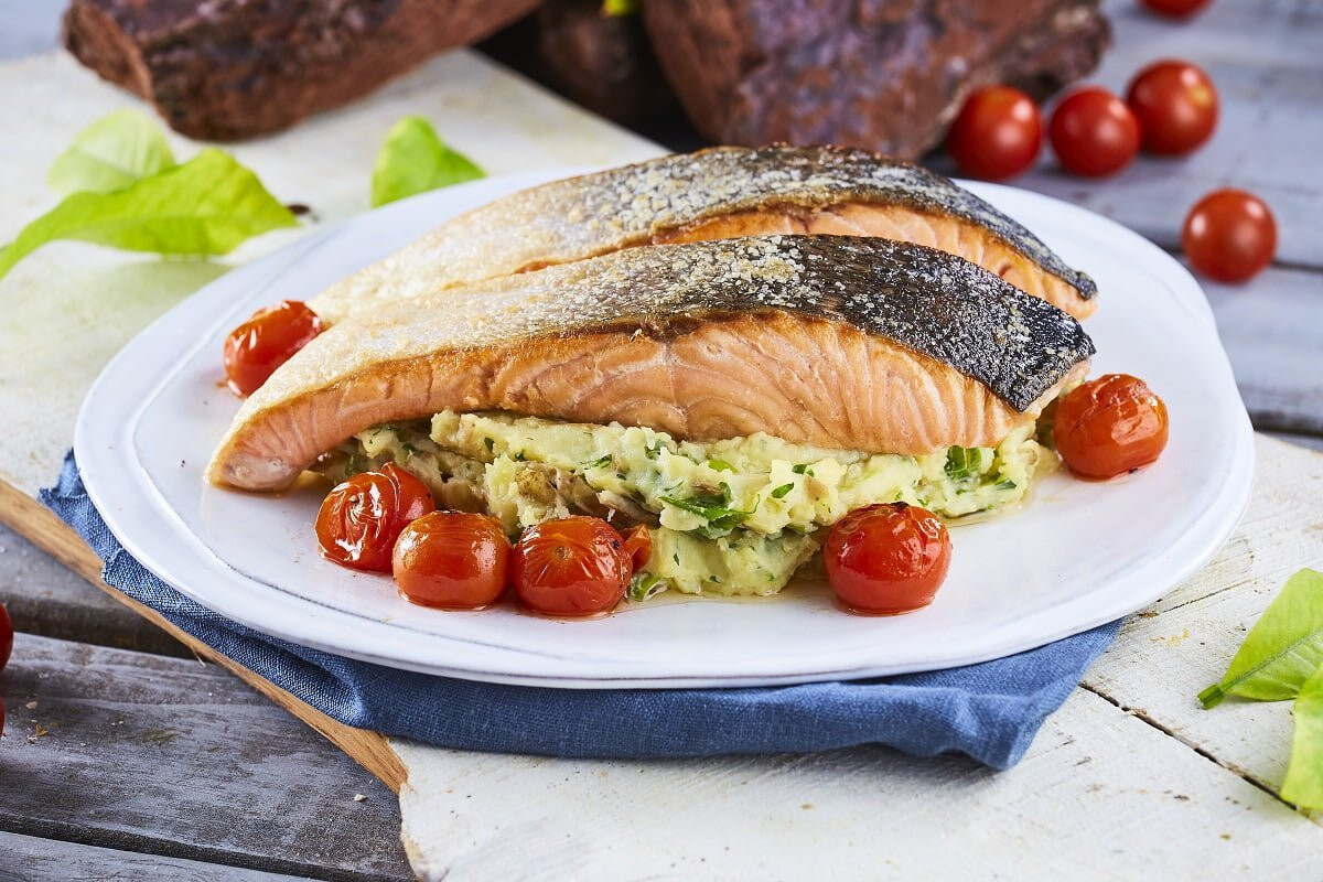 Salmão crocante com esmagada de batata
