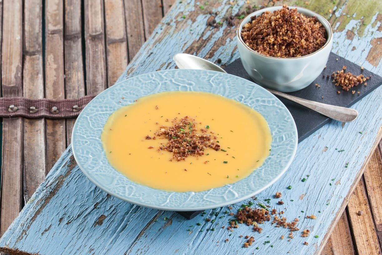 Sopa de abóbora com crumble de broa e chouriço
