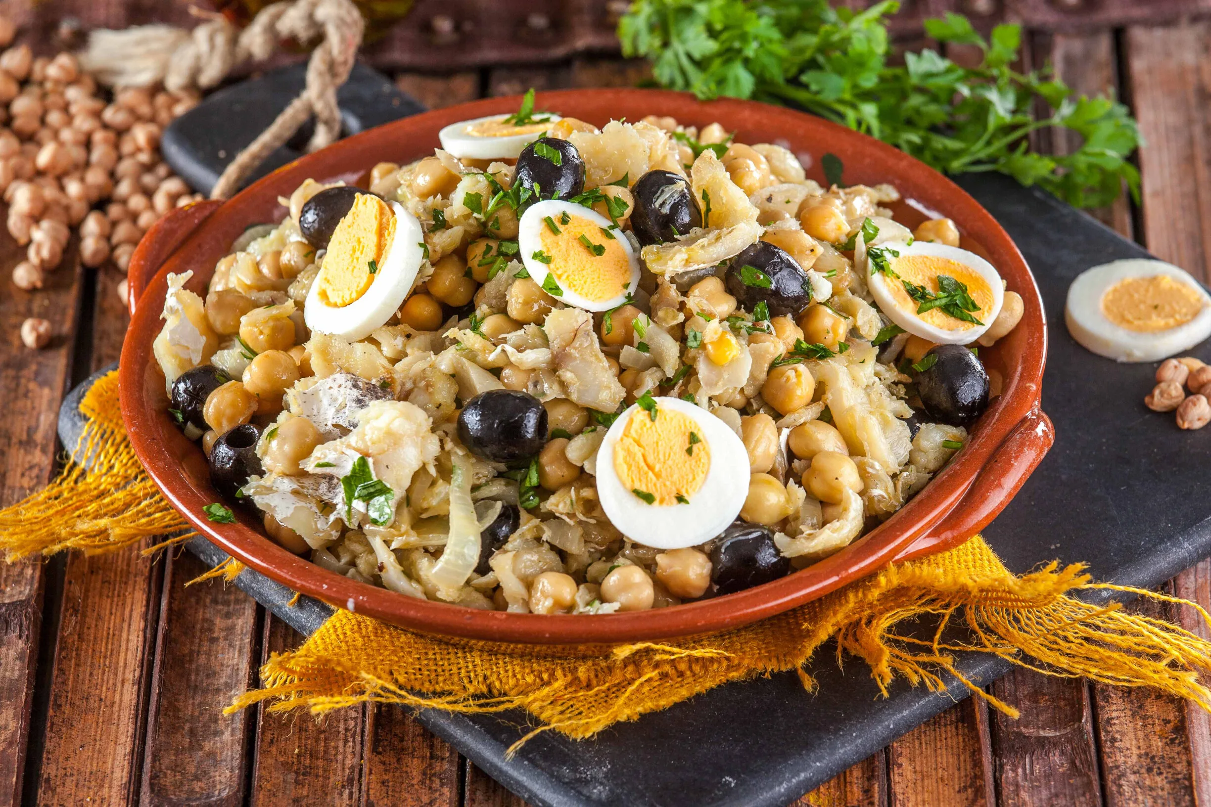 Salada de bacalhau com grão de bico