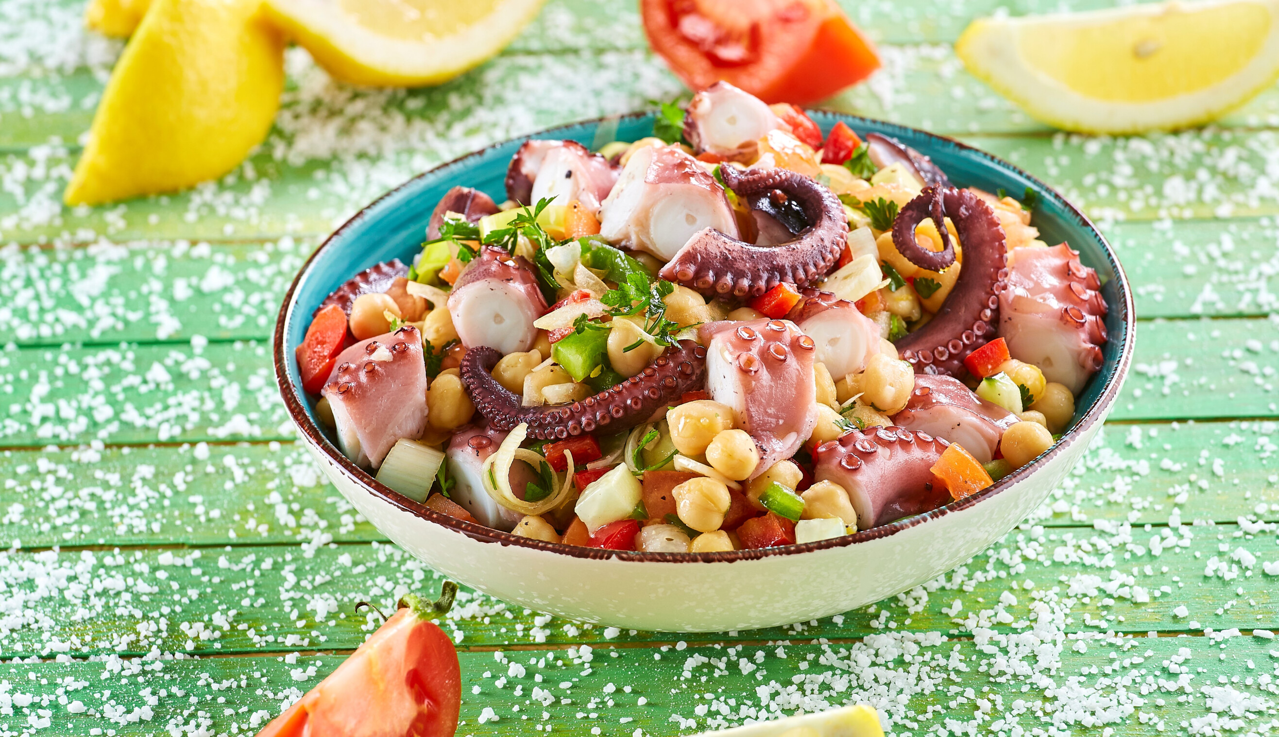 Salada de polvo com grão e pimento