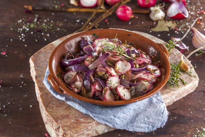 Rabanetes assados com cebola roxa