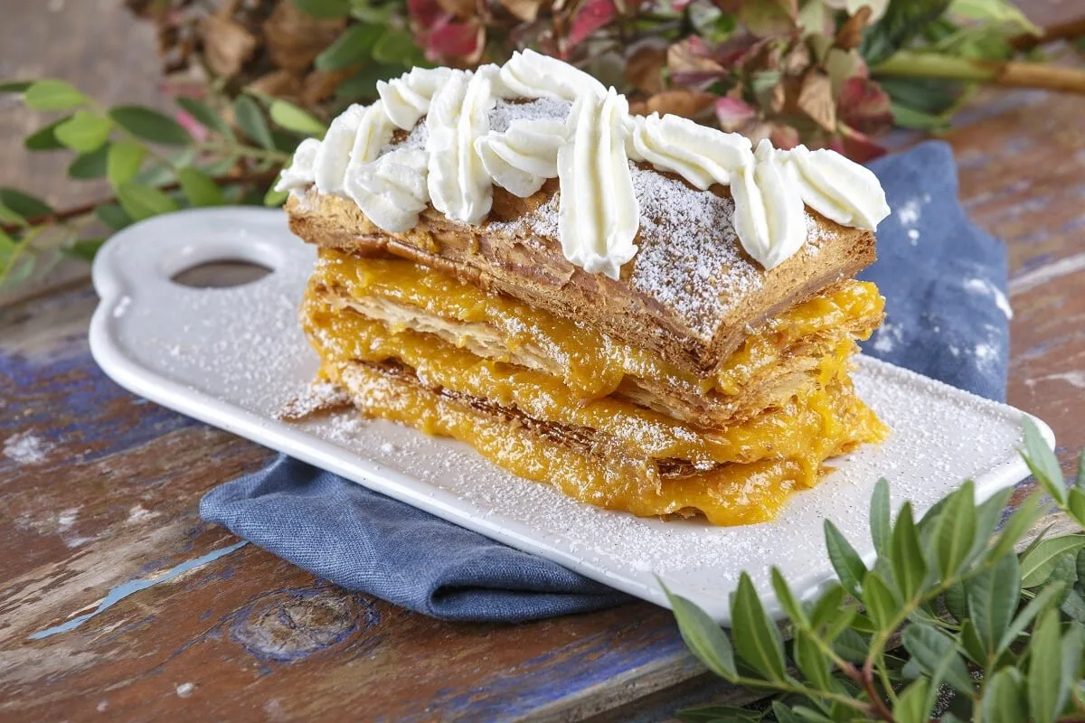 Bolo folhado de amêndoa e doce de ovos