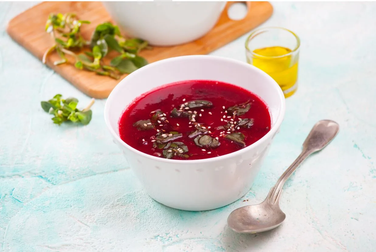 Sopa de beterraba com beldroegas