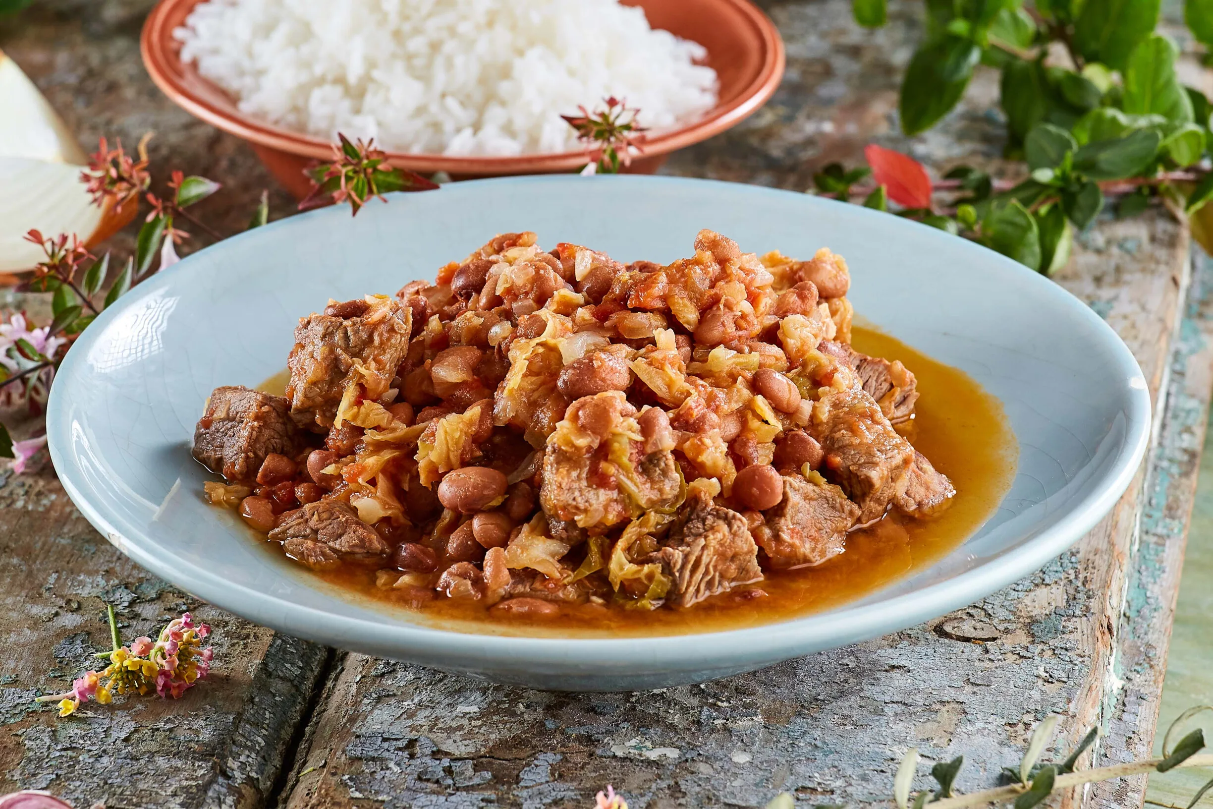 Carne guisada com feijão e couve