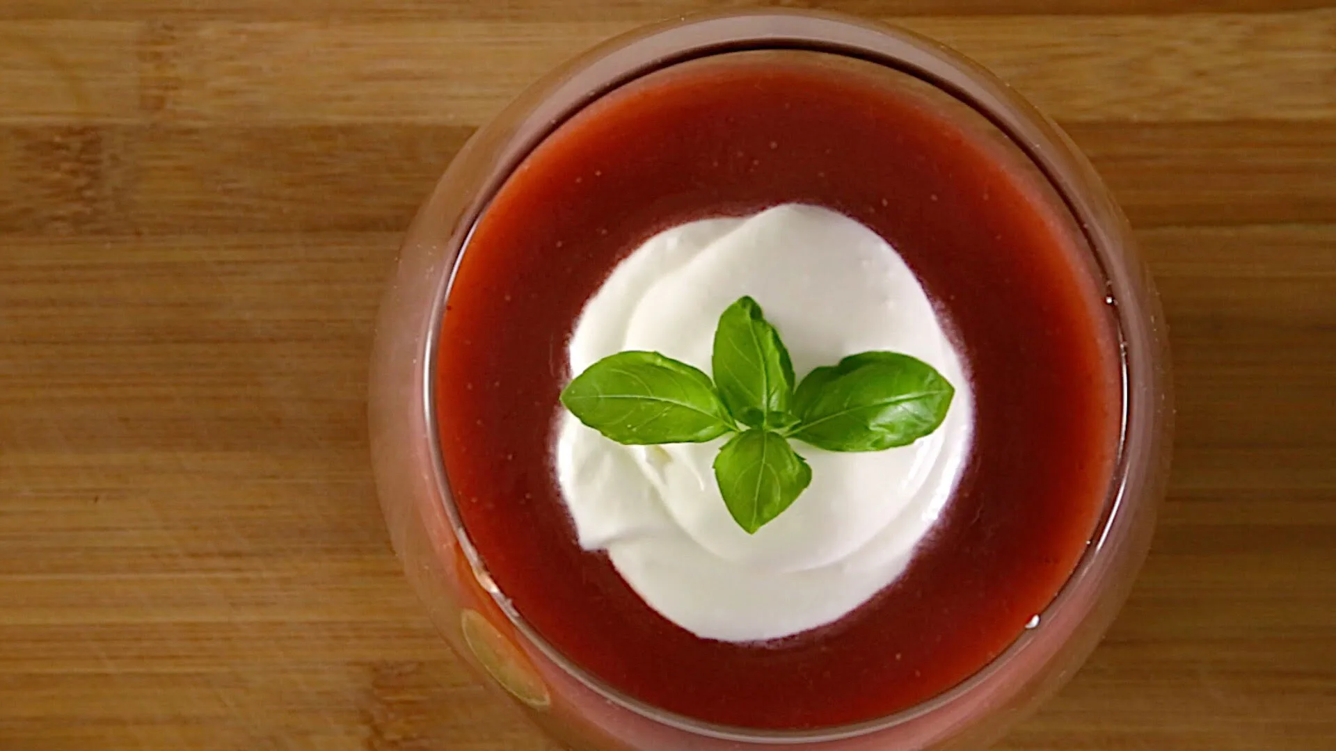 Gaspacho de morangos e melancia com natas batidas