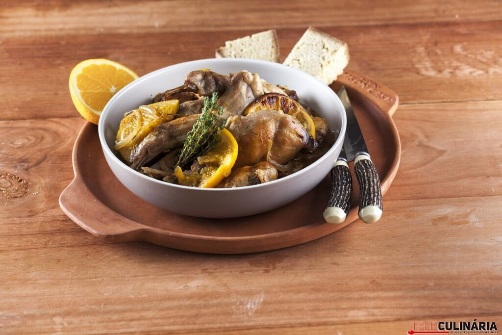 Coelho com laranja e tomilho