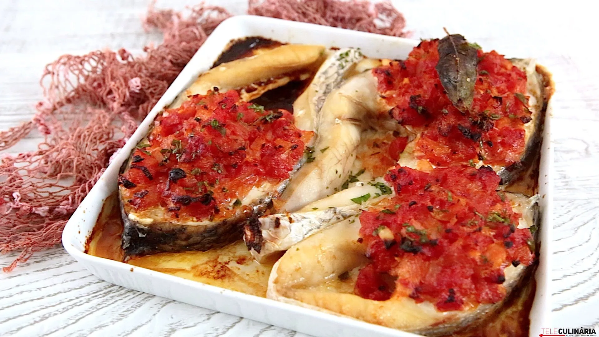 Perca assada com tomate