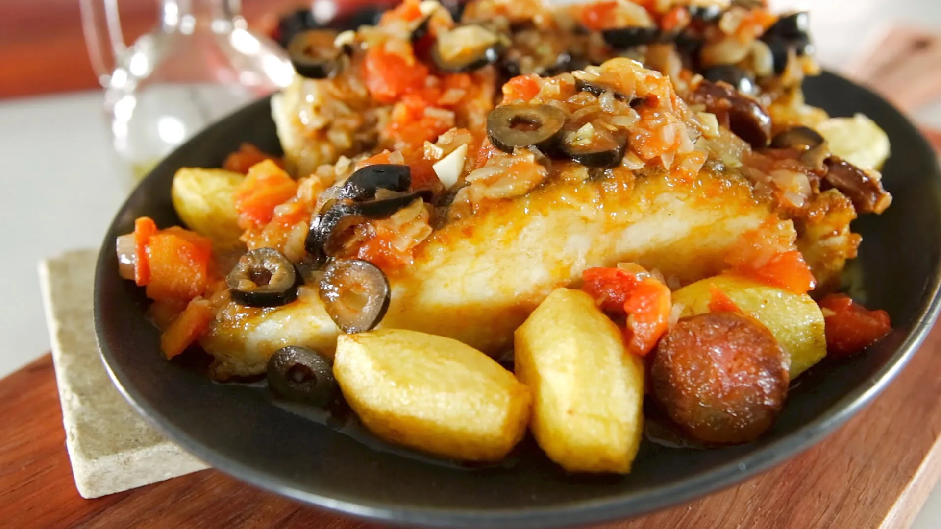 Bacalhau com azeitonas e chouriço