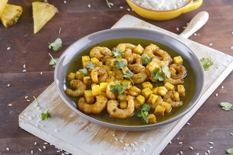 Camarões com ananás e gengibre