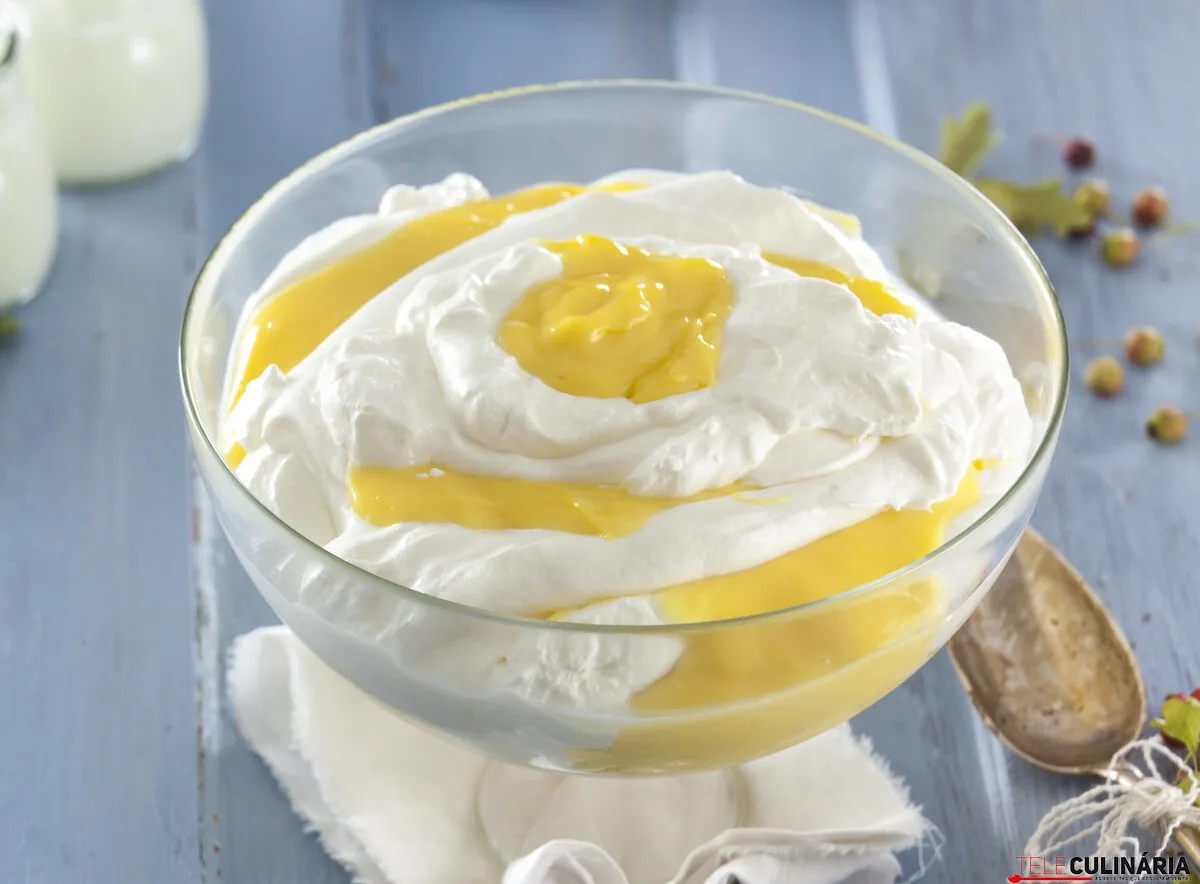 Bicolor de iogurte e leite condensado