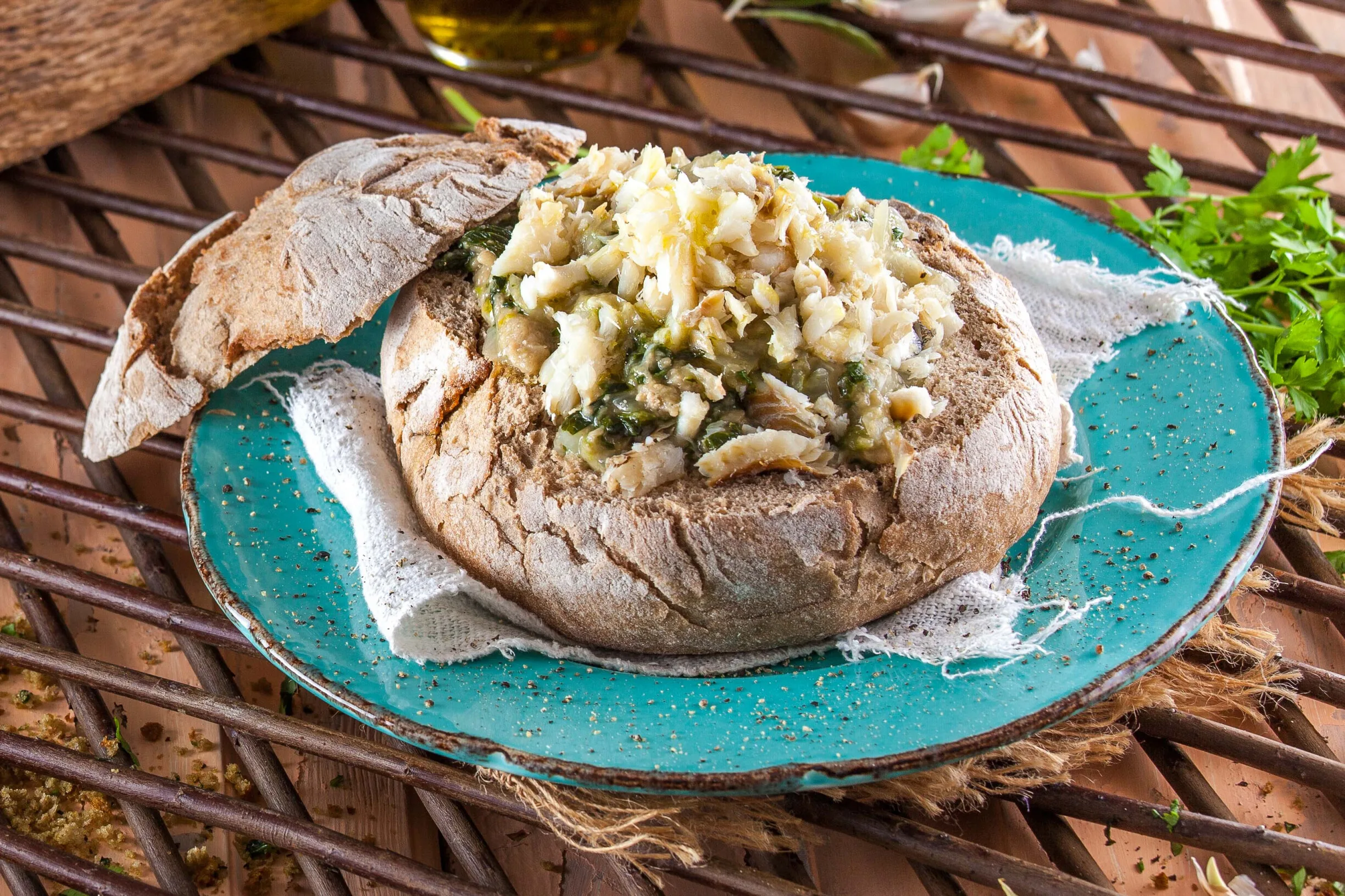 Pão recheado com bacalhau