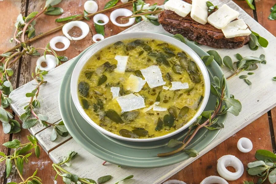 Sopa de beldroegas à alentejana