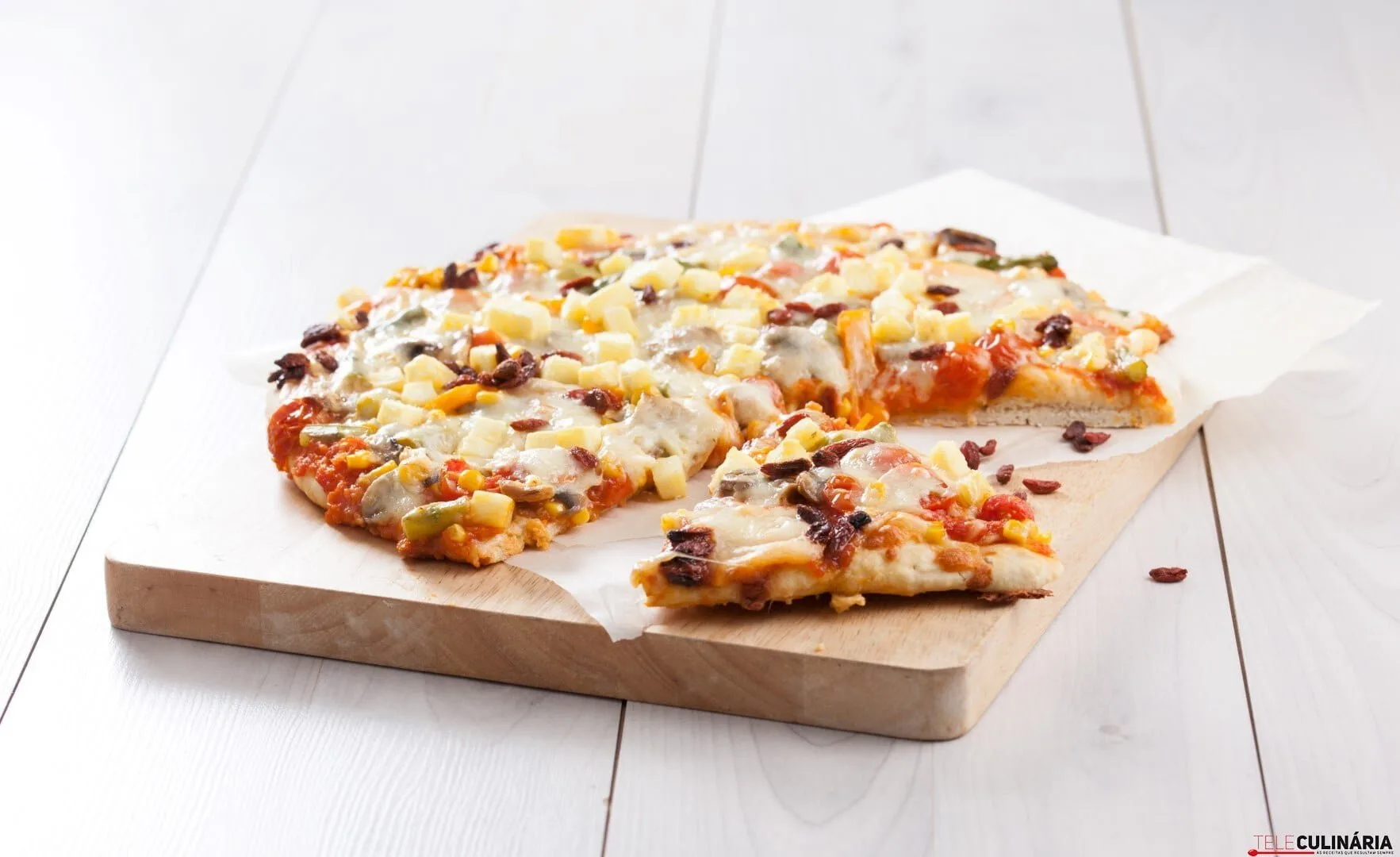 Pizza com legumes e fruta