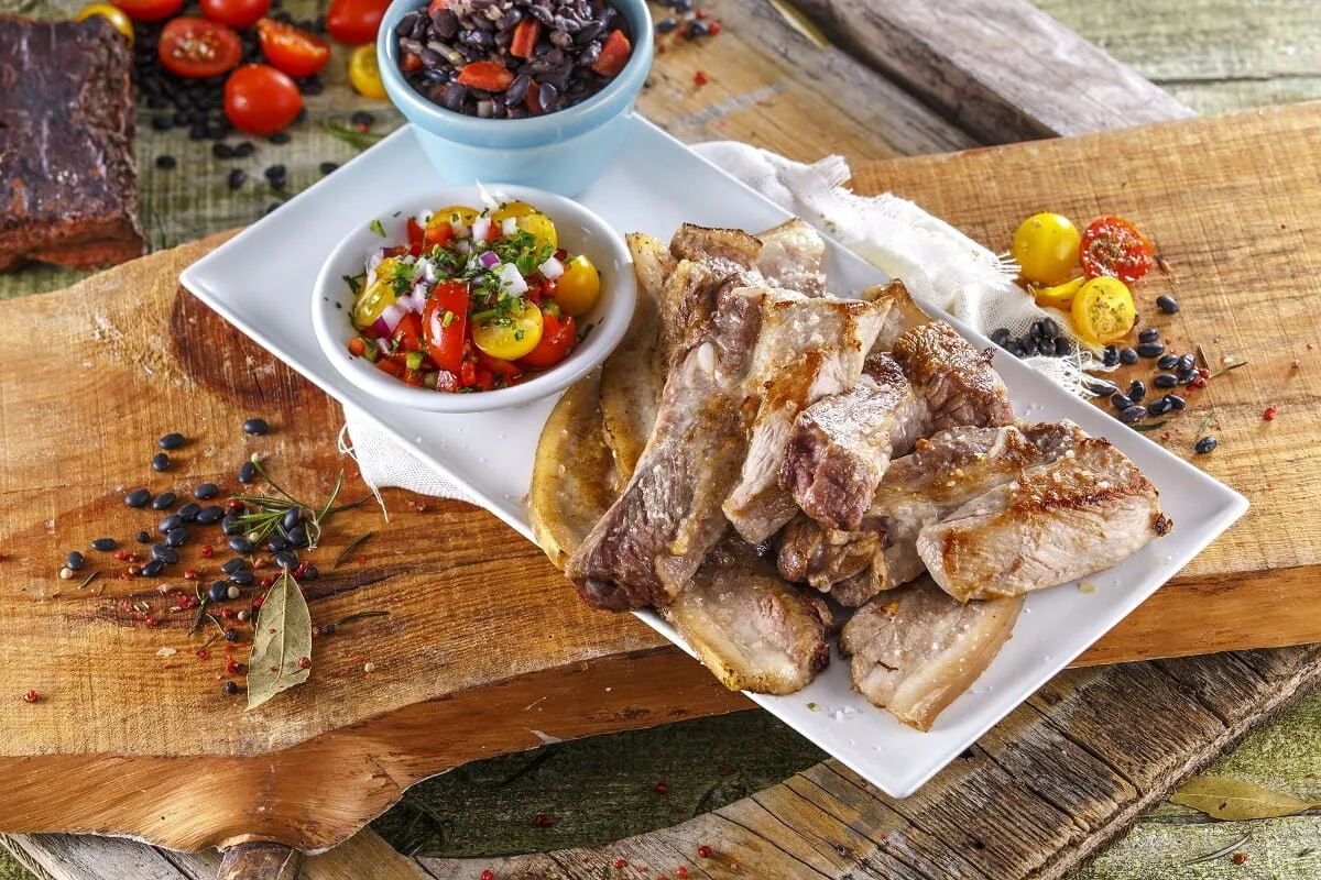 Mista de carnes com feijão preto