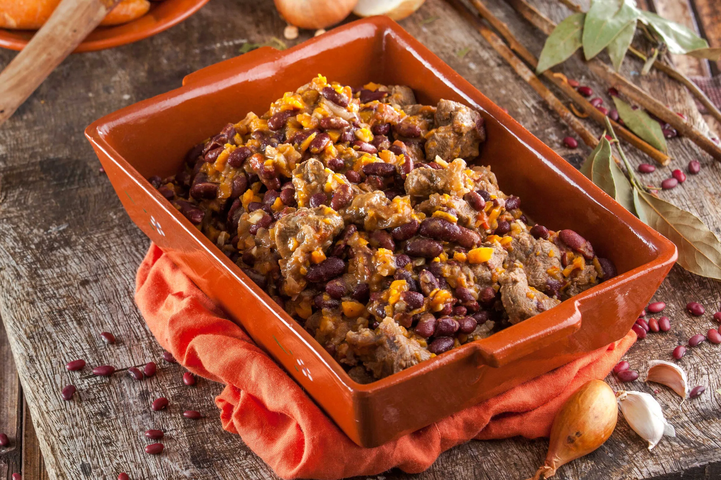 Guisado de novilho com feijão encarnado