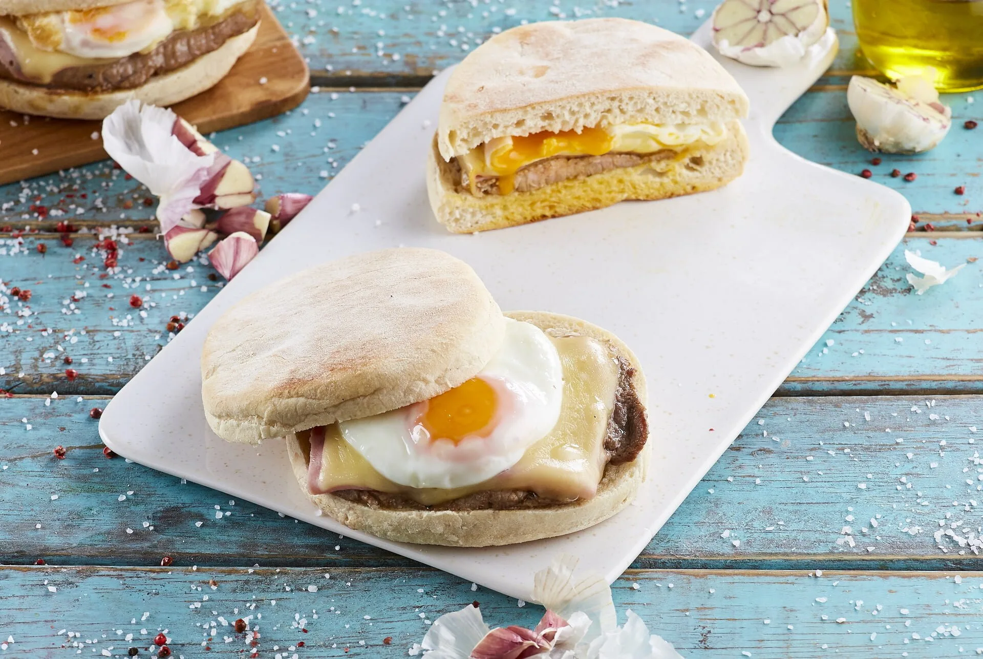 Prego com ovo em bolo do caco