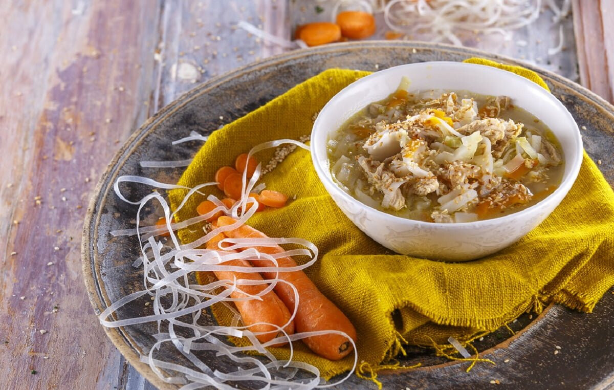 Sopa oriental de frango e legumes