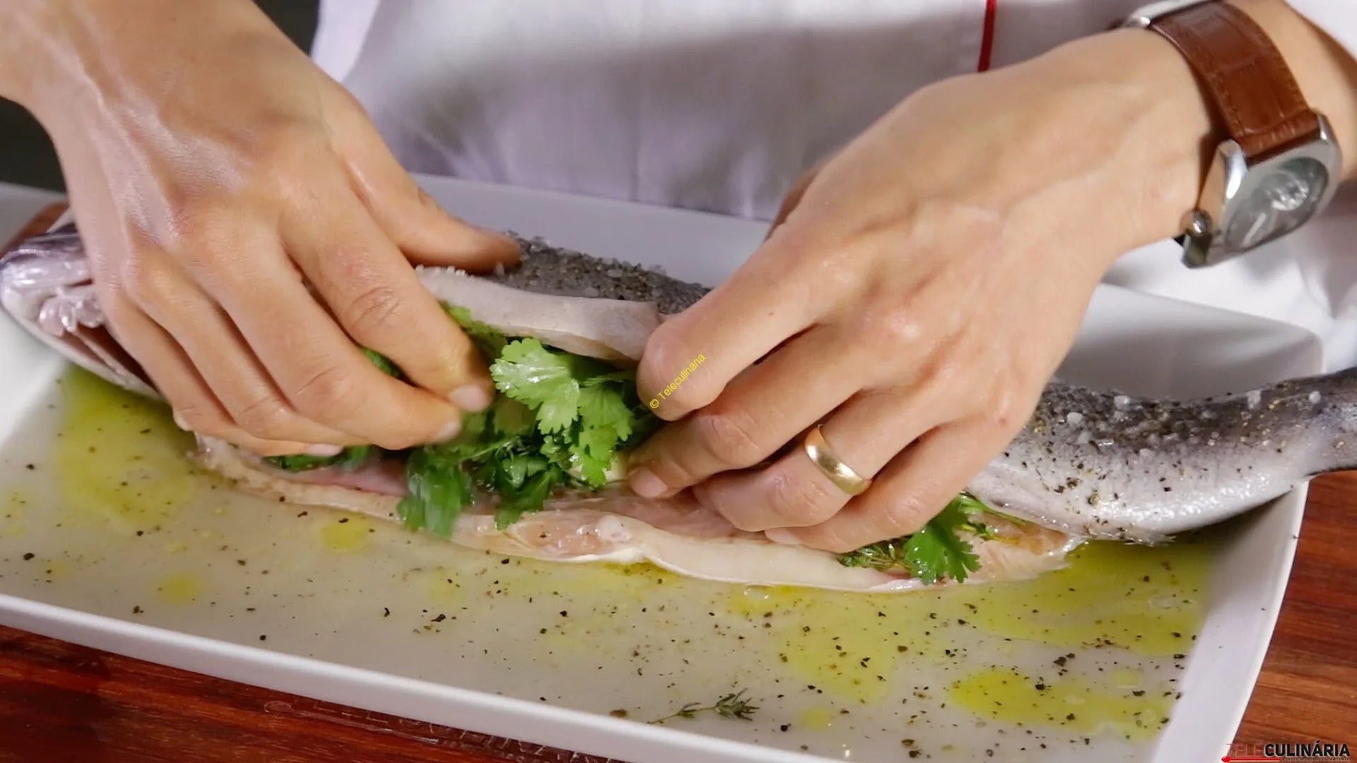 Truta salmonada com recheio de ervas aromáticas