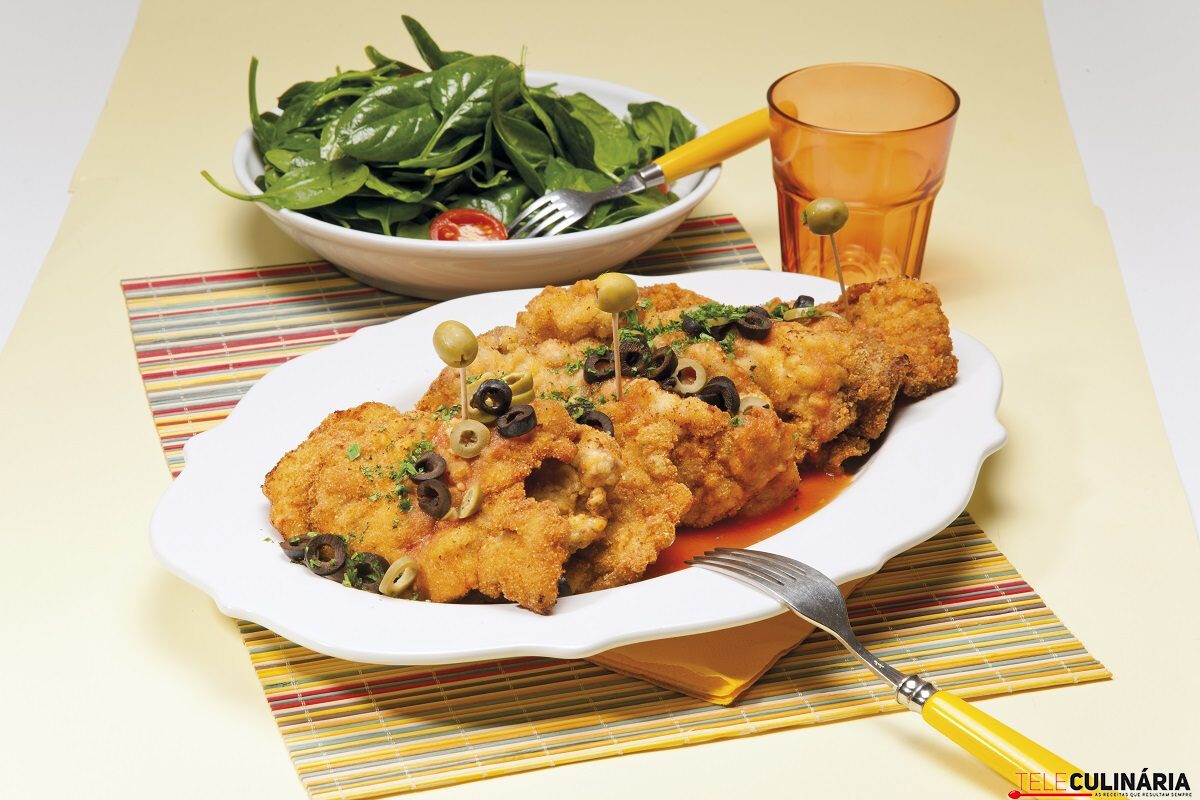 Escalopes de porco panados com espinafres e azeitonas