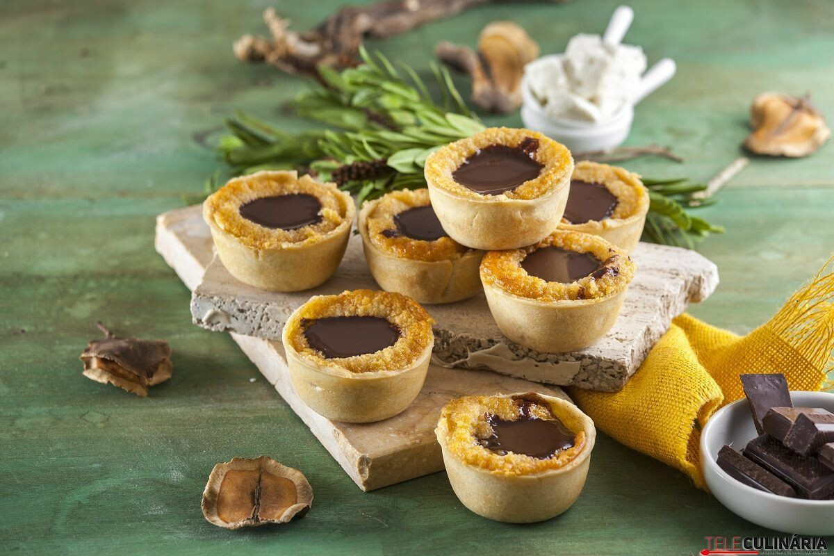 Queijadas de queijo fresco com cobertura de chocolate