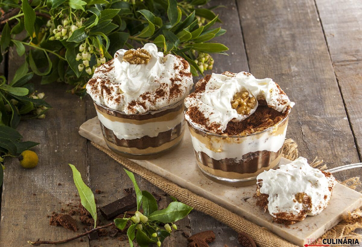 Natas com creme de noz e bolachas de chocolate