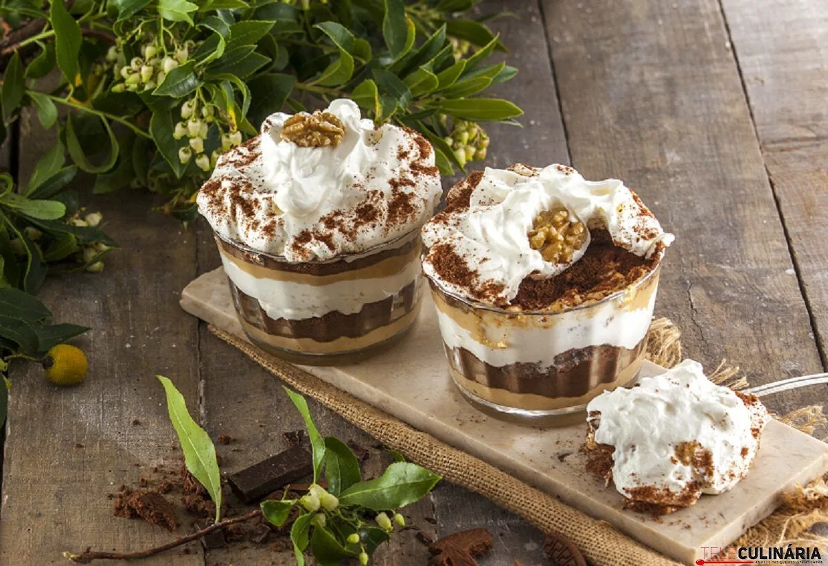 Natas com creme de noz e bolachas de chocolate