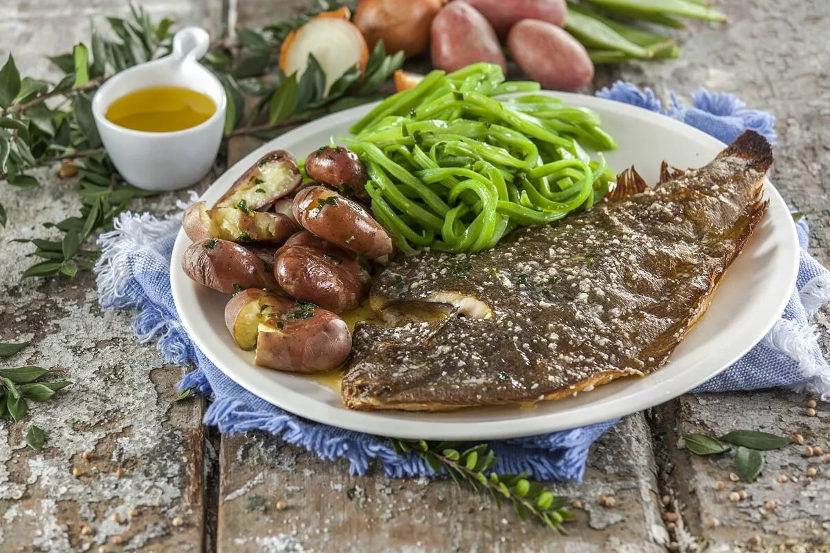 Linguado grelhado com molho de manteiga e ervas