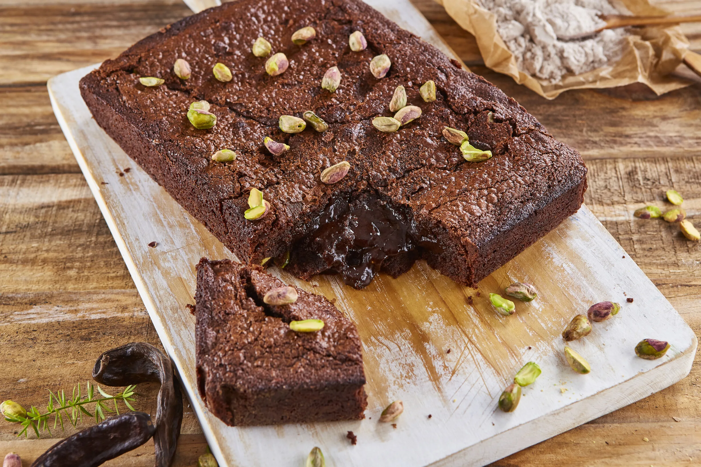 Brownie de alfarroba e pistácios