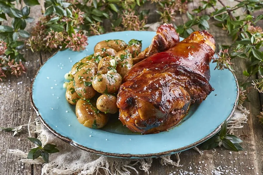 Pernil assado com cerveja stout e batatinhas