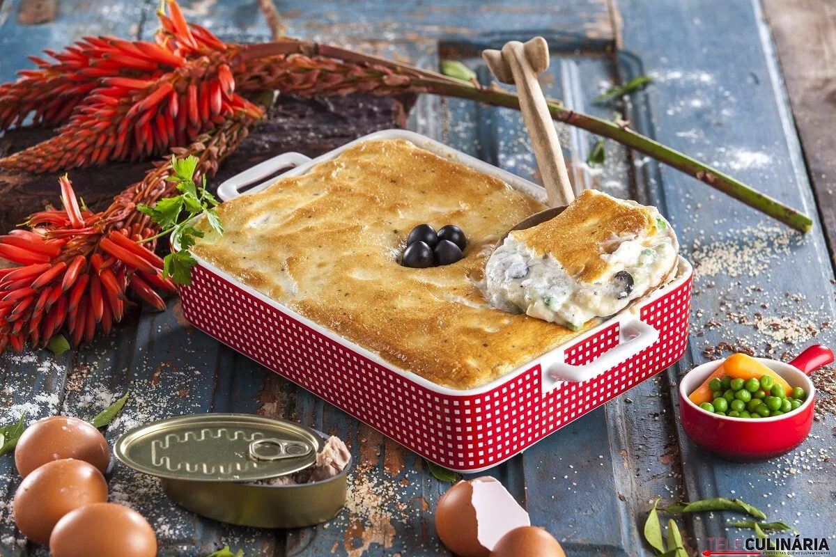 Tabuleiro de atum com maionese no forno