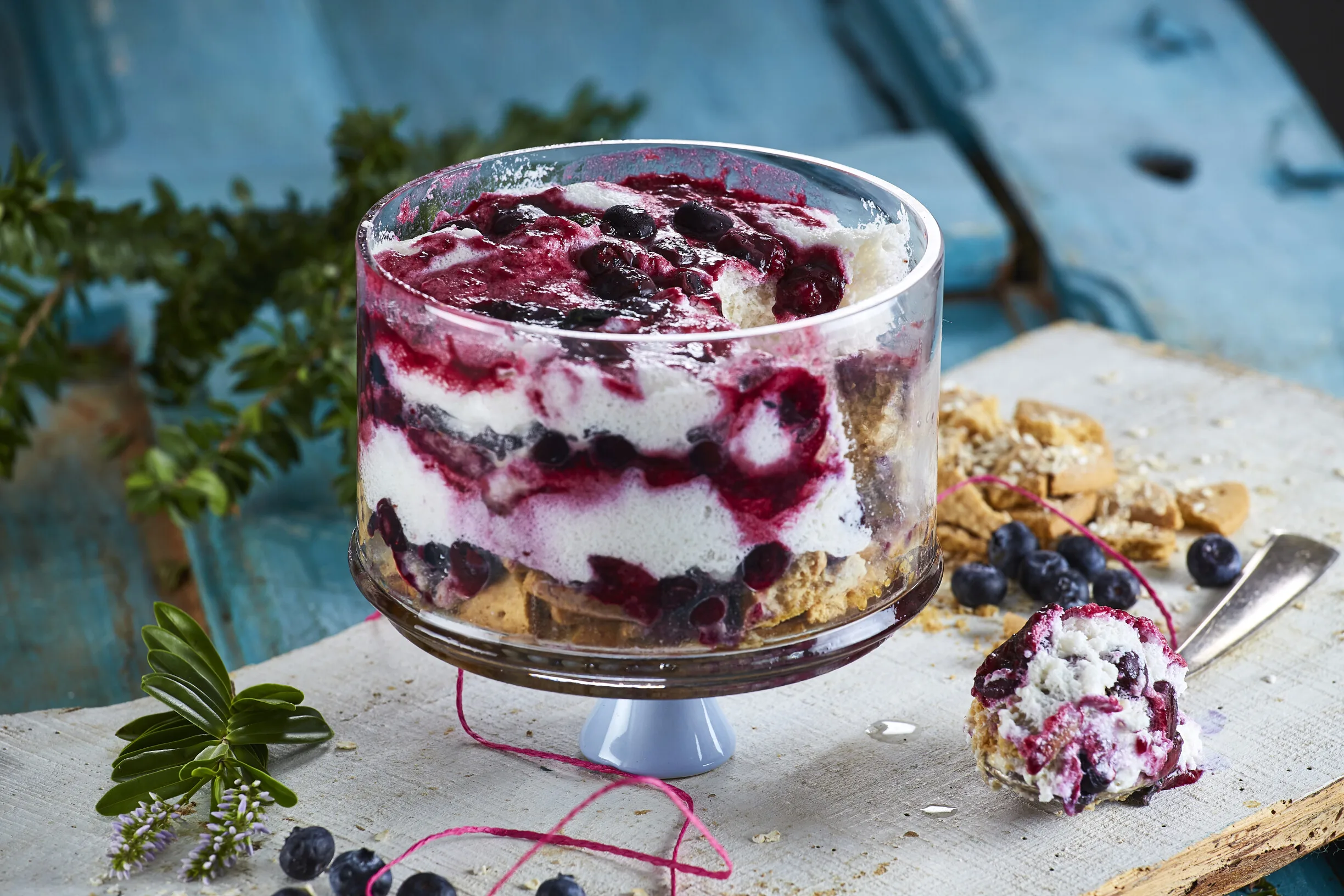 Mousse de iogurte com molho de mirtilos