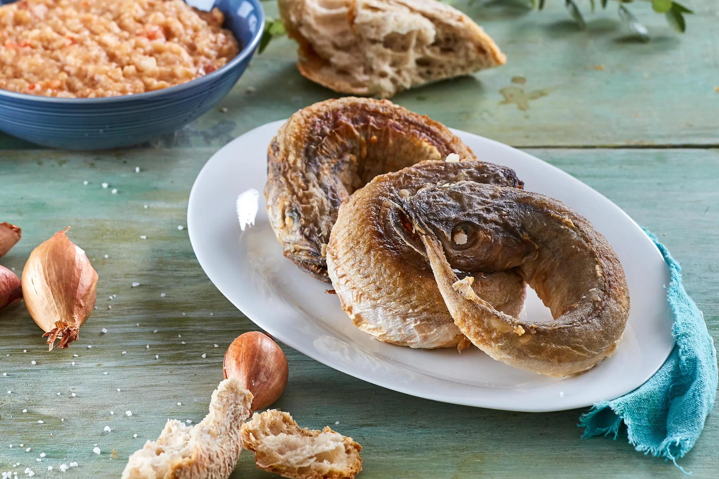 Pescadinhas de rabo na boca com açorda de tomate