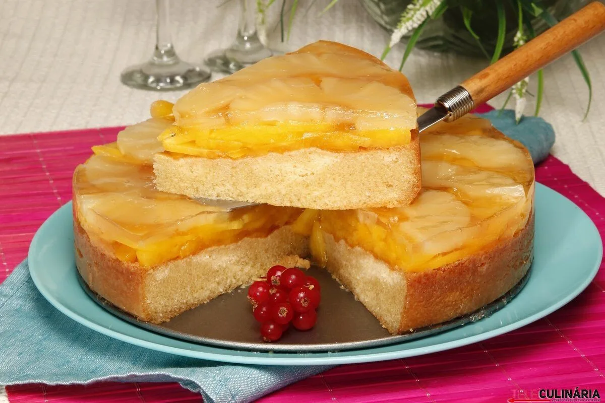 Gelatina de pêssego com pão-de-ló