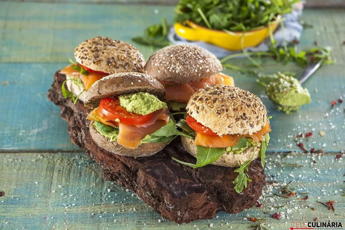 Pão de cereais com abacate e salmão