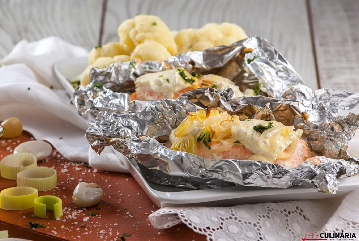 Papelotes de salmão com queijo creme