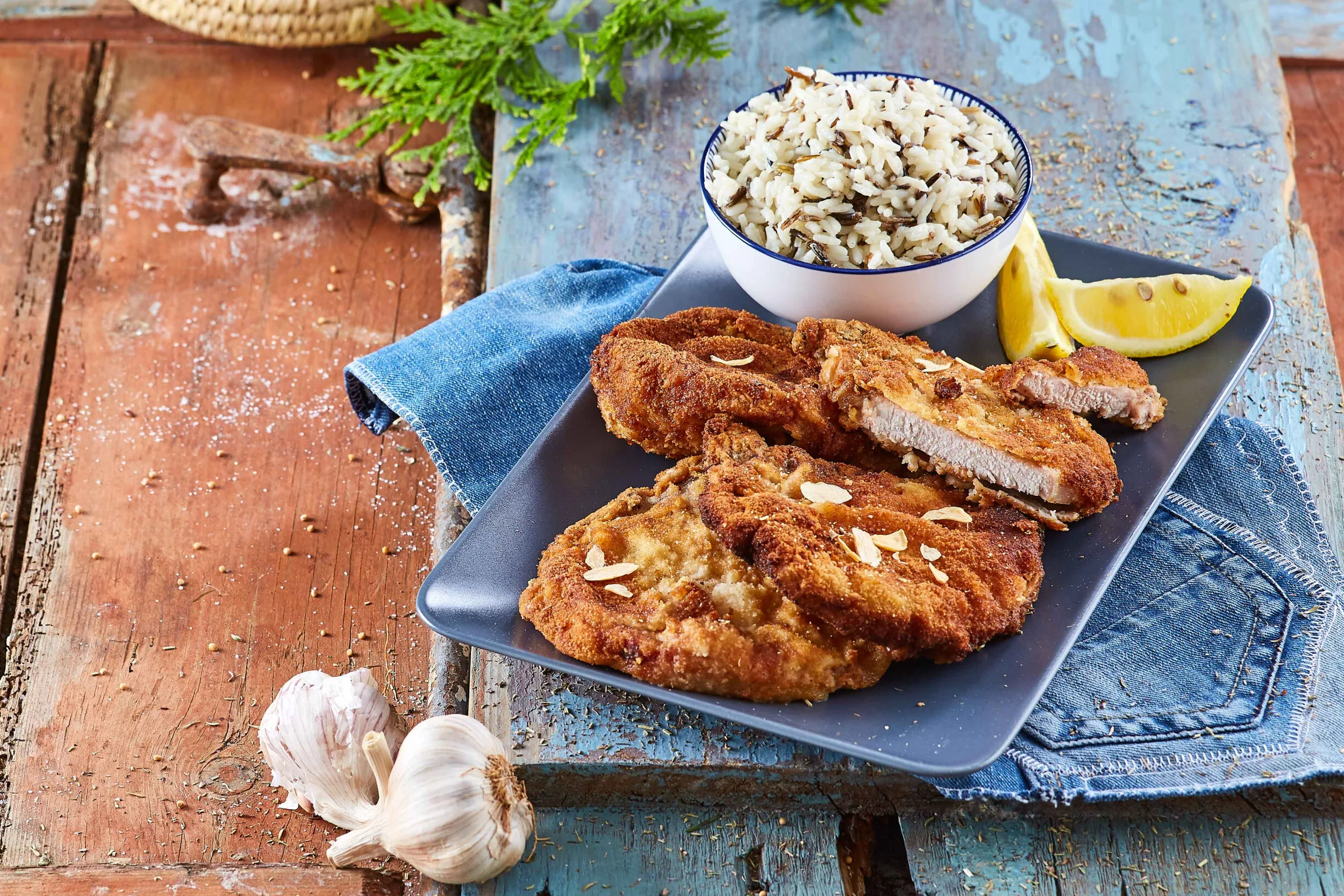 Costeletas de porco panadas com arroz selvagem