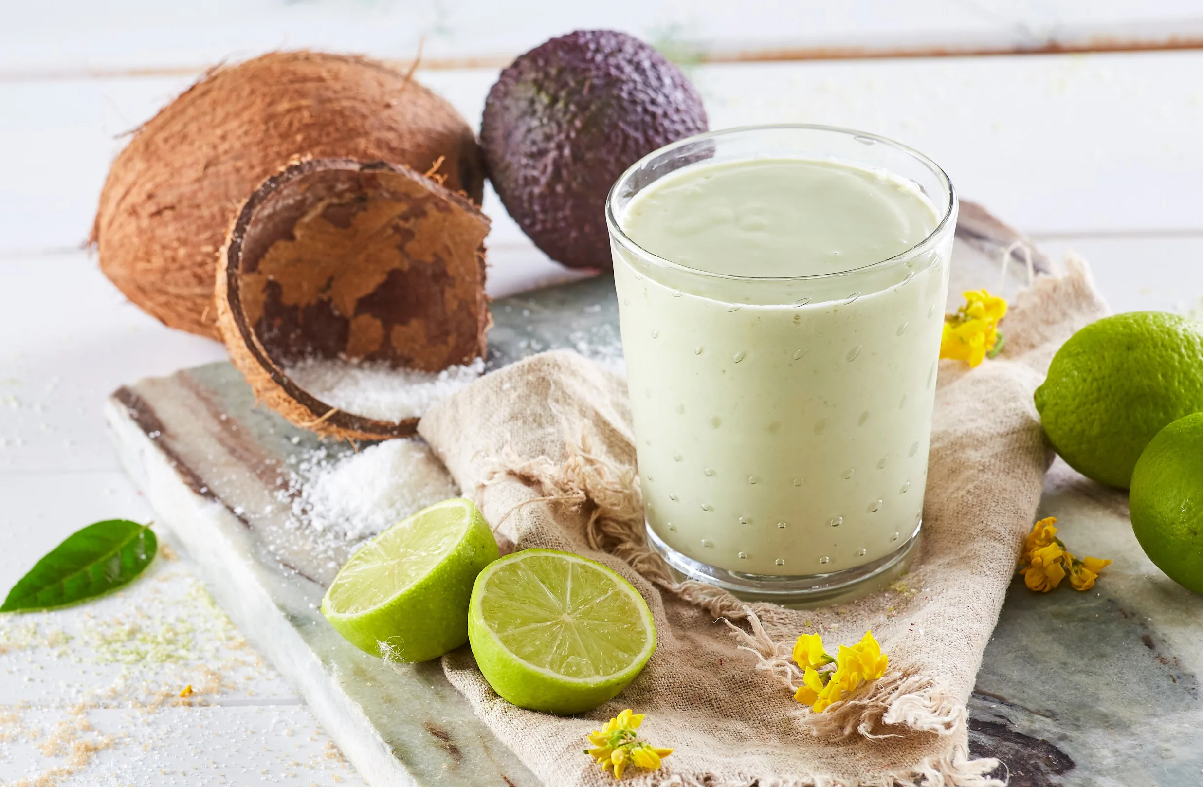 Batido de abacate com coco e lima
