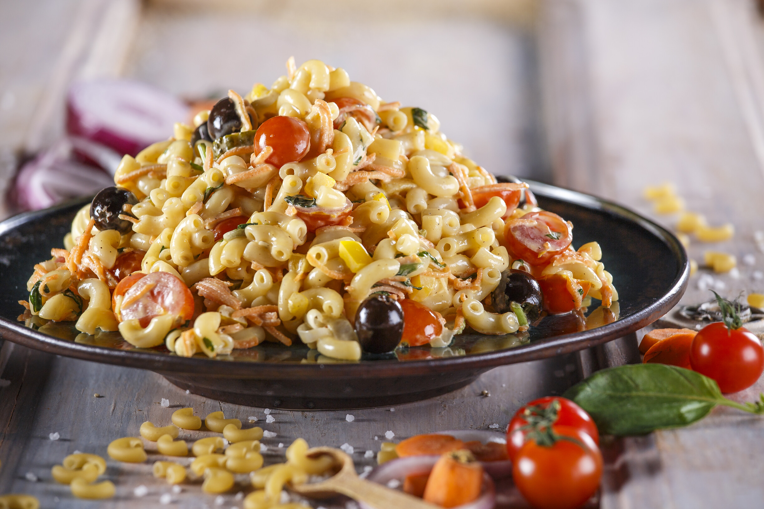 Salada fresca de massa com tomate, pimento e alho-francês