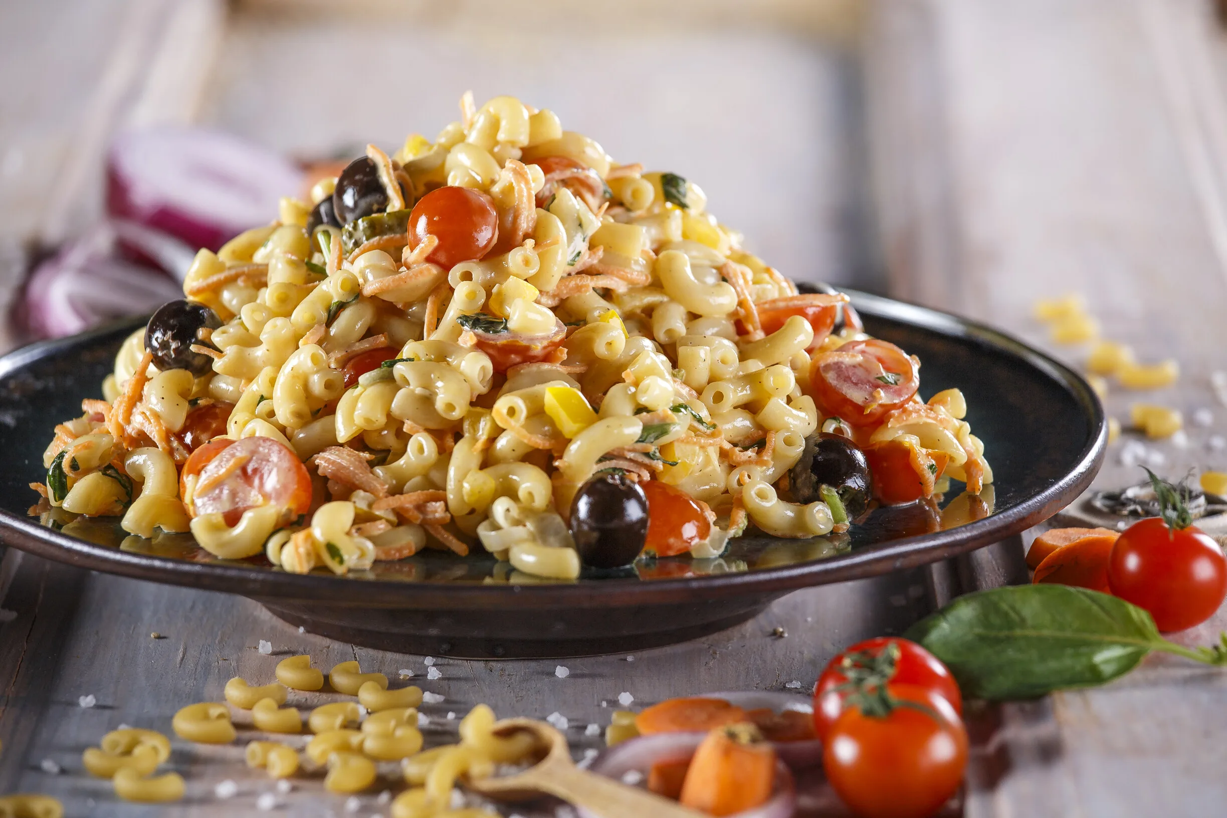 Salada fresca de massa com tomate, pimento e alho-francês