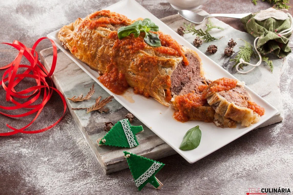 Rolo de carne folhado com molho de tomate